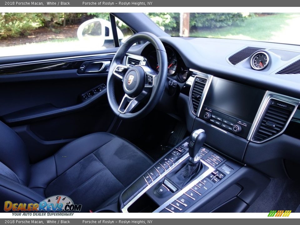 2018 Porsche Macan White / Black Photo #17