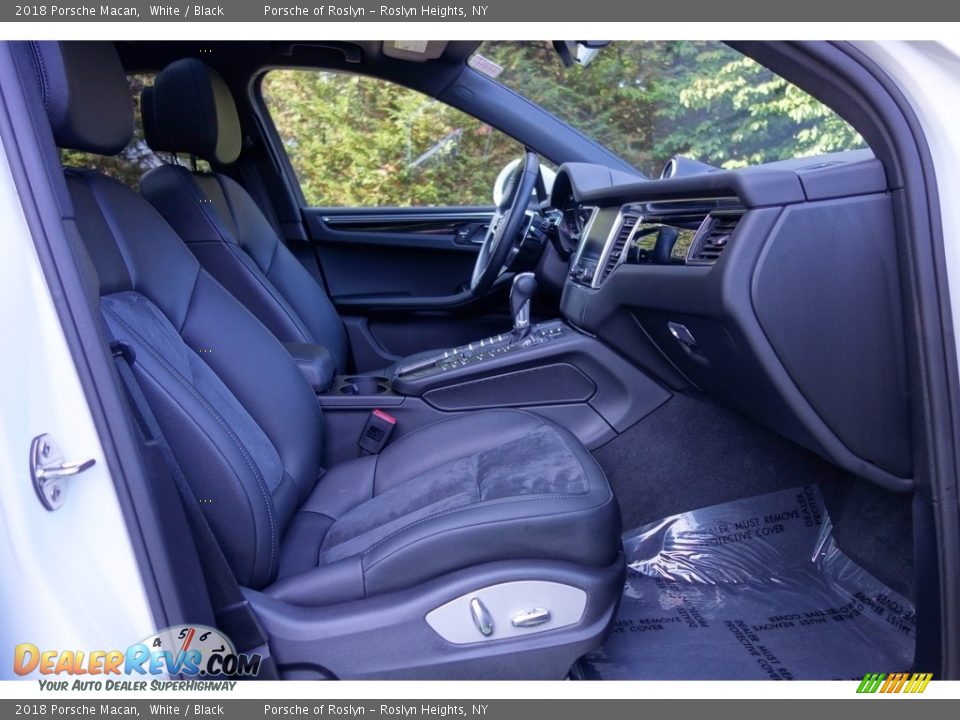 2018 Porsche Macan White / Black Photo #18