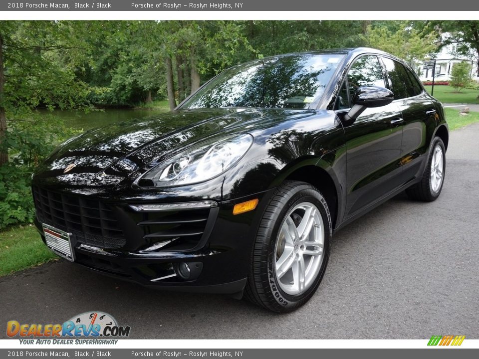 2018 Porsche Macan Black / Black Photo #1