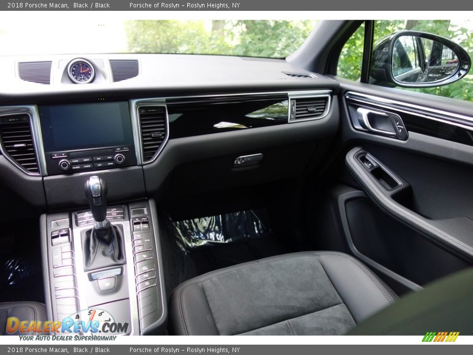 2018 Porsche Macan Black / Black Photo #15