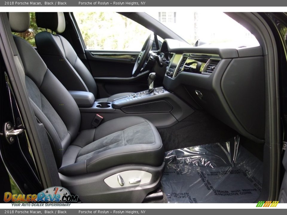 2018 Porsche Macan Black / Black Photo #17
