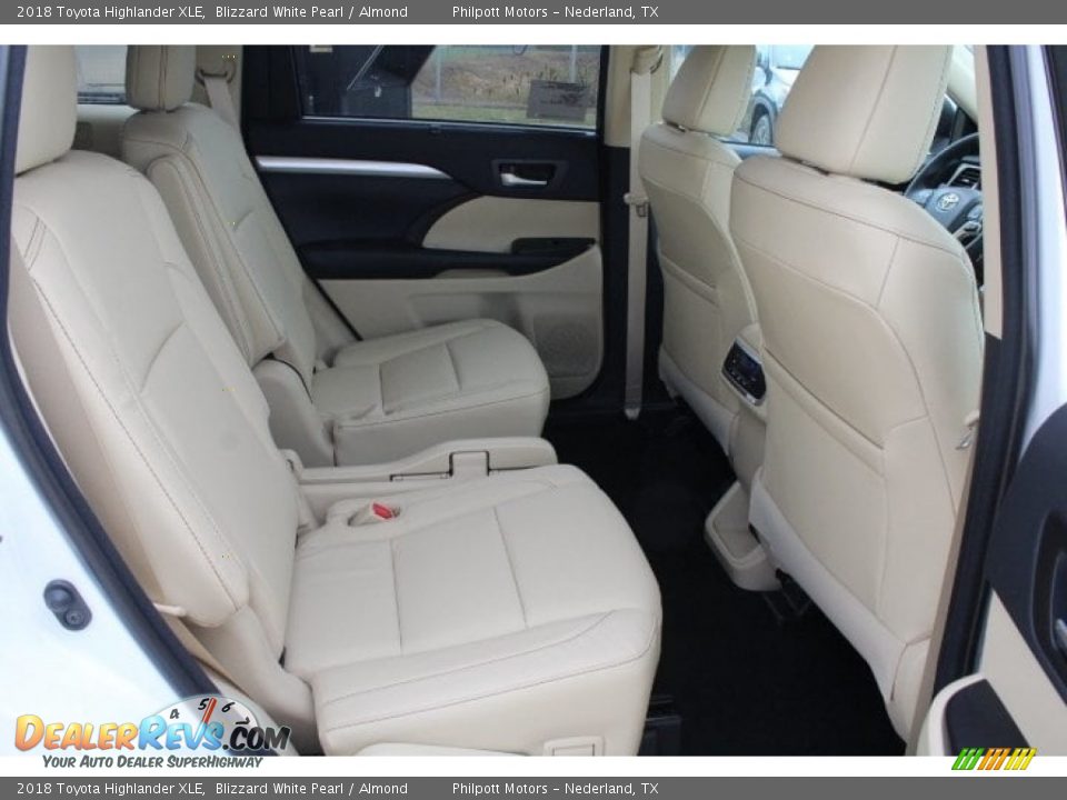 2018 Toyota Highlander XLE Blizzard White Pearl / Almond Photo #31