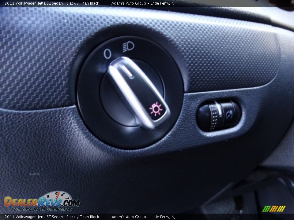 2011 Volkswagen Jetta SE Sedan Black / Titan Black Photo #17