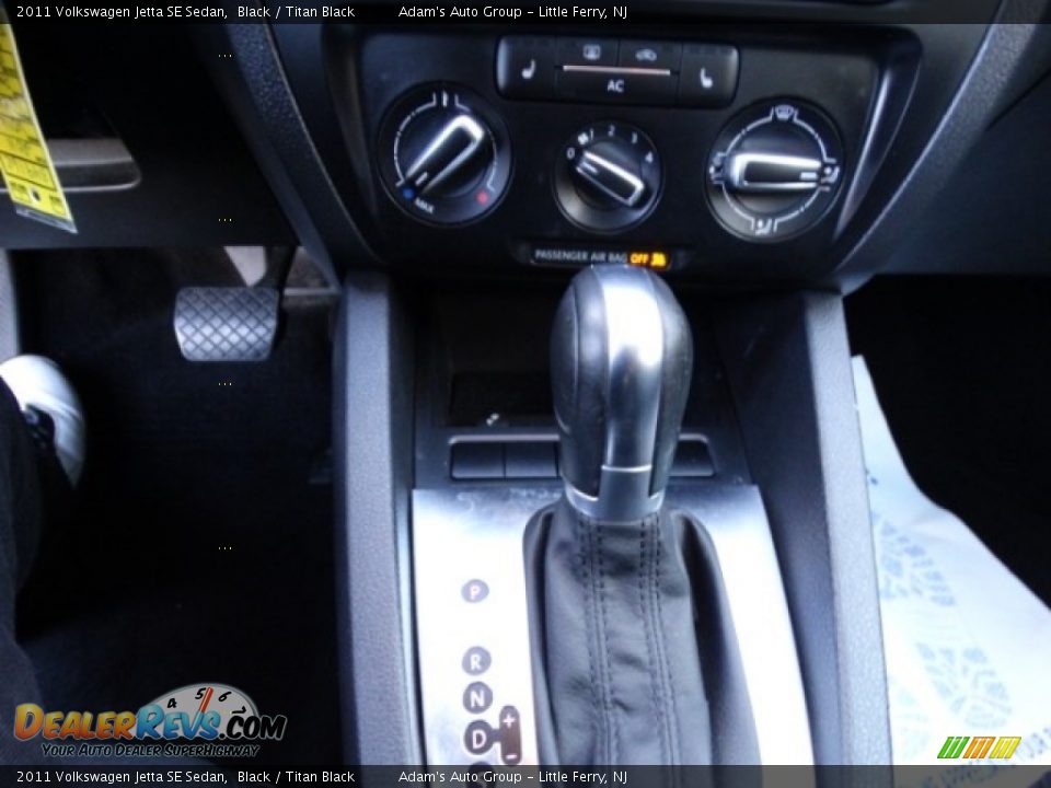 2011 Volkswagen Jetta SE Sedan Black / Titan Black Photo #22
