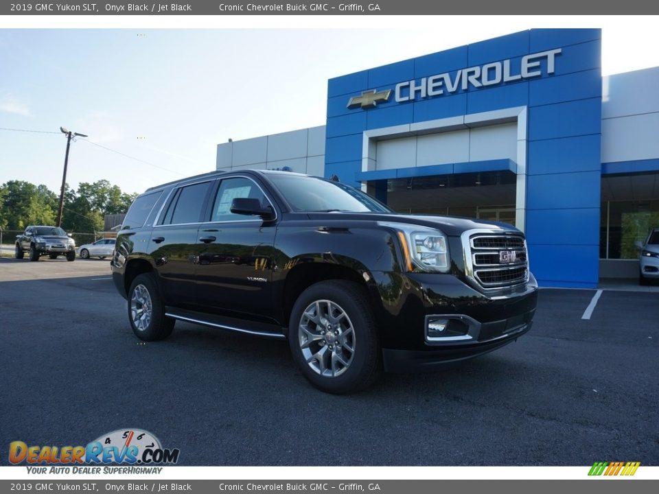 Front 3/4 View of 2019 GMC Yukon SLT Photo #1