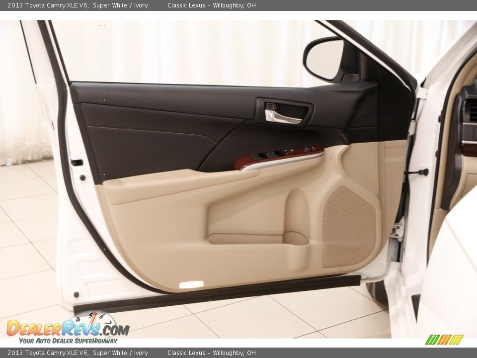 2013 Toyota Camry XLE V6 Super White / Ivory Photo #4