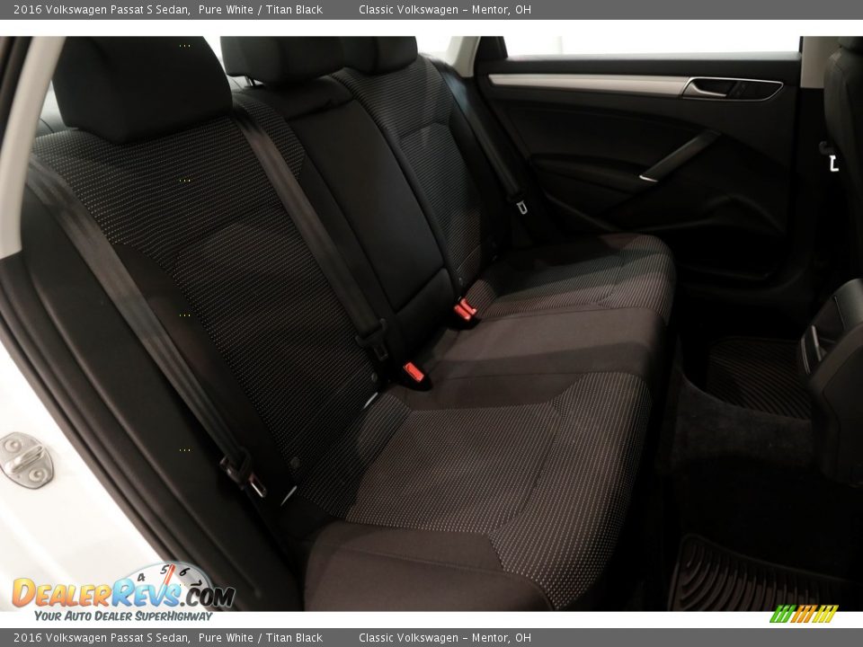 2016 Volkswagen Passat S Sedan Pure White / Titan Black Photo #14