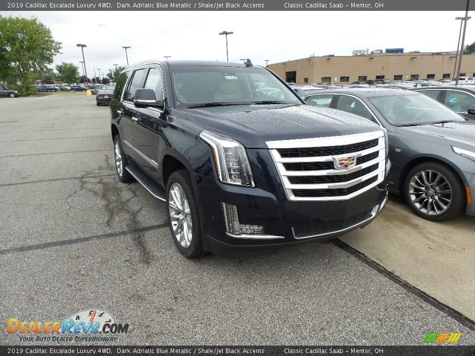 Front 3/4 View of 2019 Cadillac Escalade Luxury 4WD Photo #1