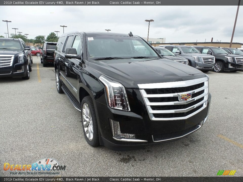 Front 3/4 View of 2019 Cadillac Escalade ESV Luxury 4WD Photo #1