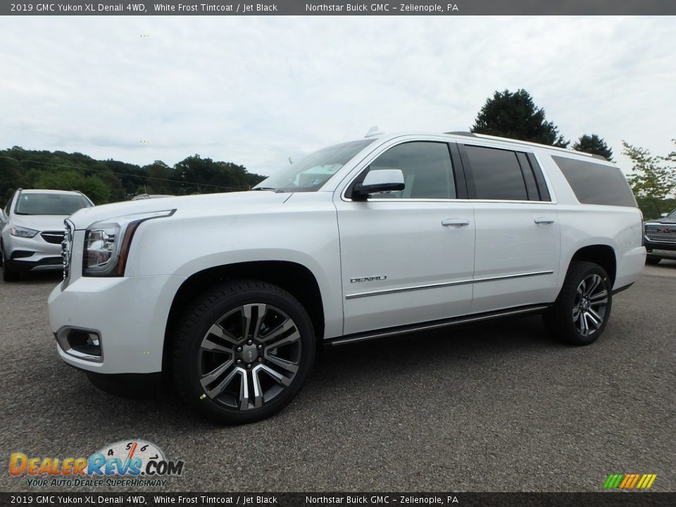 Front 3/4 View of 2019 GMC Yukon XL Denali 4WD Photo #1