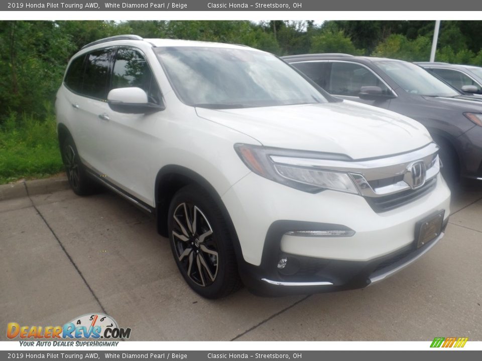 Front 3/4 View of 2019 Honda Pilot Touring AWD Photo #2
