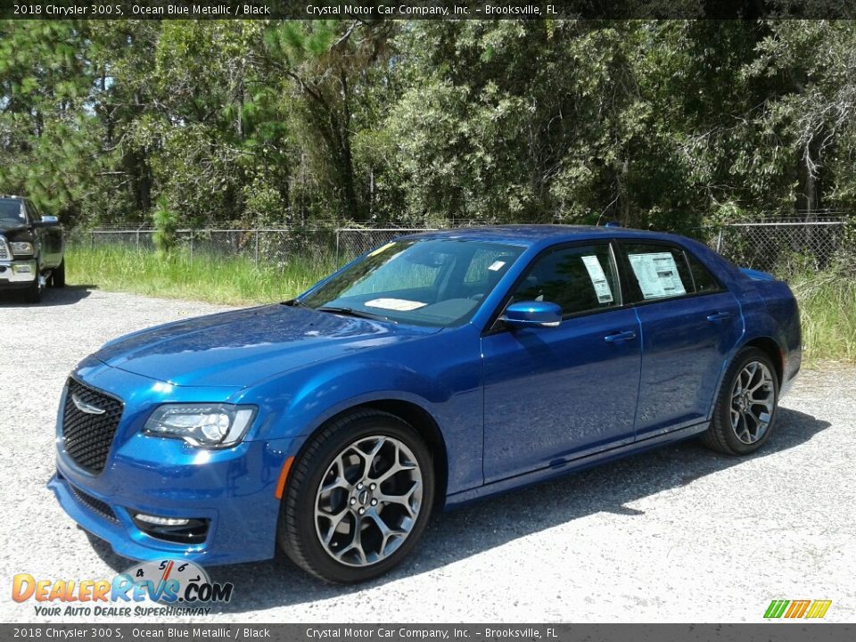 Front 3/4 View of 2018 Chrysler 300 S Photo #1