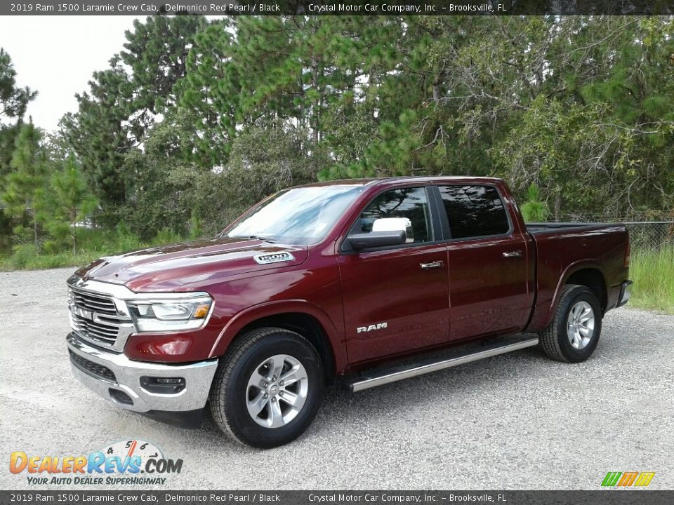 Front 3/4 View of 2019 Ram 1500 Laramie Crew Cab Photo #1