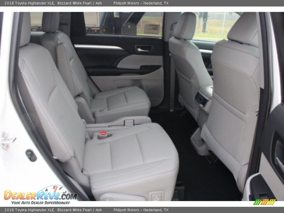 2018 Toyota Highlander XLE Blizzard White Pearl / Ash Photo #31