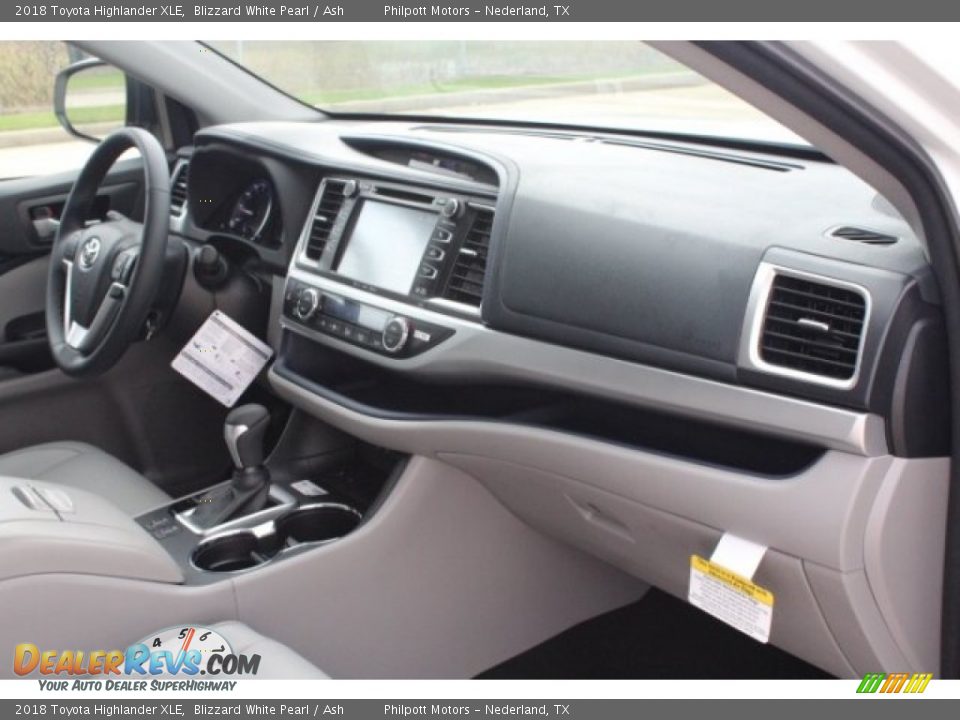 2018 Toyota Highlander XLE Blizzard White Pearl / Ash Photo #33