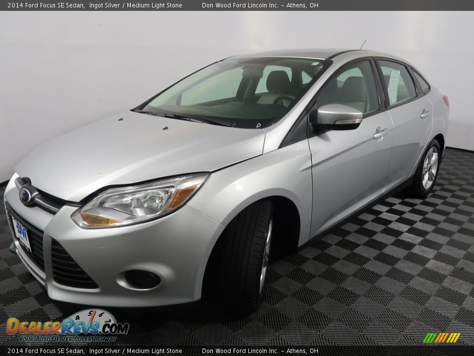 2014 Ford Focus SE Sedan Ingot Silver / Medium Light Stone Photo #6