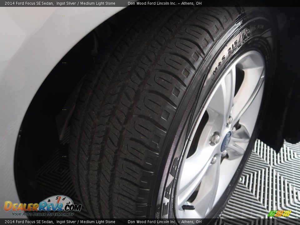 2014 Ford Focus SE Sedan Ingot Silver / Medium Light Stone Photo #23