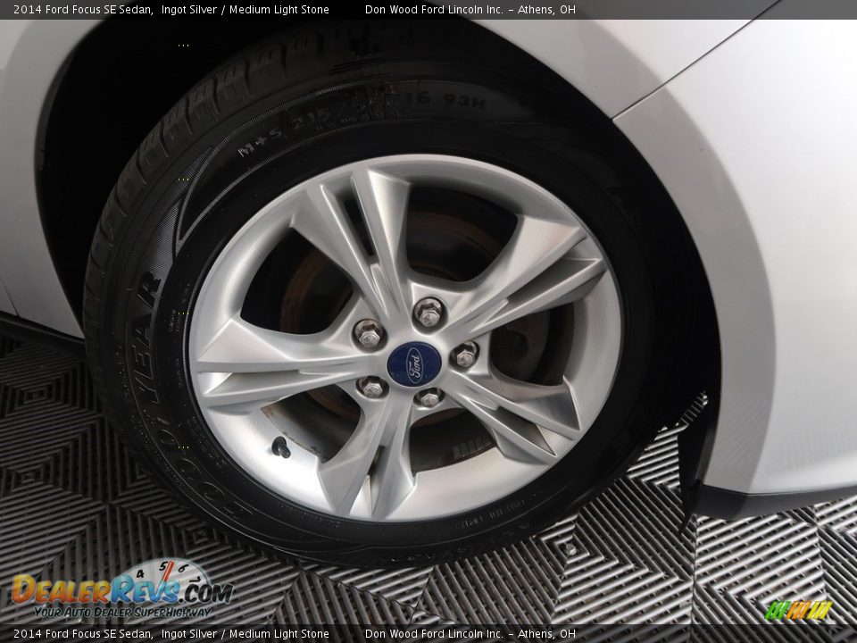 2014 Ford Focus SE Sedan Ingot Silver / Medium Light Stone Photo #24