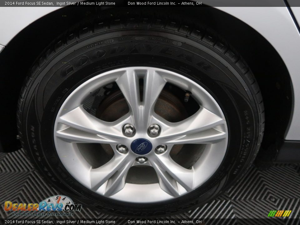 2014 Ford Focus SE Sedan Ingot Silver / Medium Light Stone Photo #25
