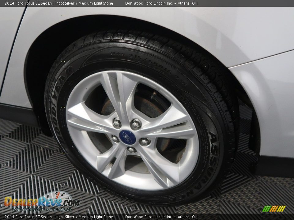 2014 Ford Focus SE Sedan Ingot Silver / Medium Light Stone Photo #26