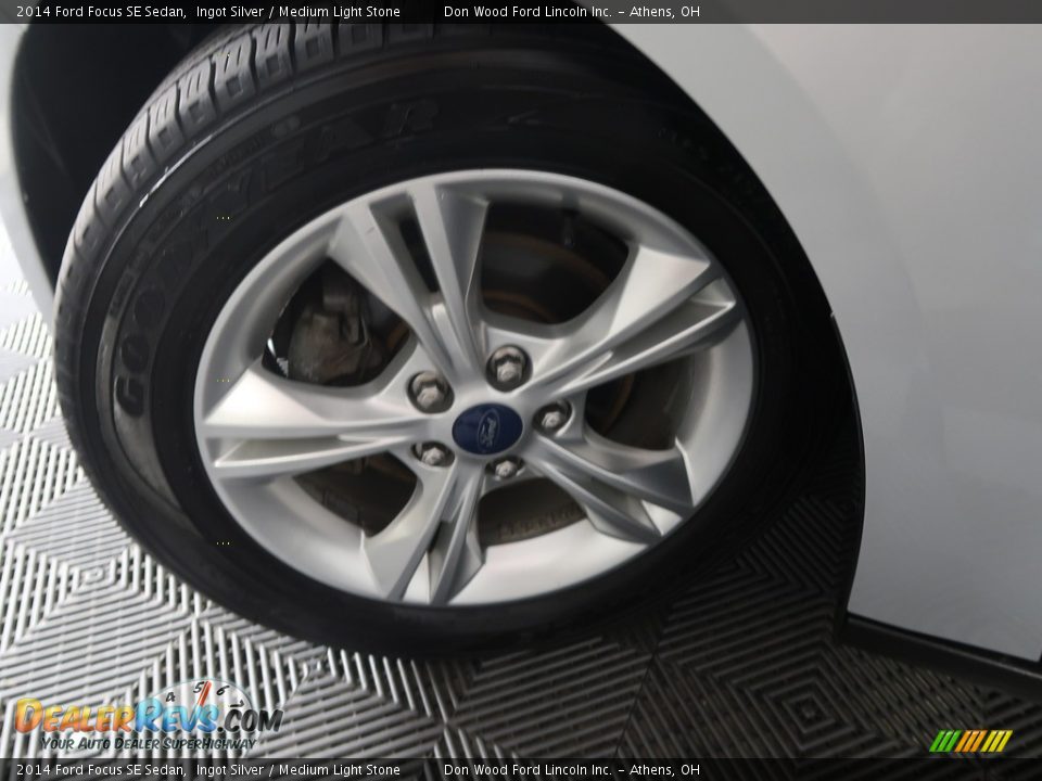 2014 Ford Focus SE Sedan Ingot Silver / Medium Light Stone Photo #27