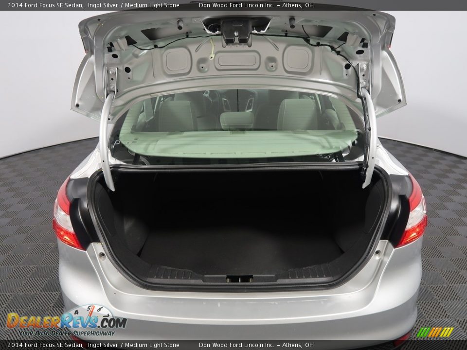 2014 Ford Focus SE Sedan Ingot Silver / Medium Light Stone Photo #28