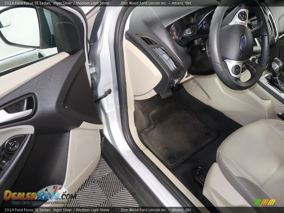 2014 Ford Focus SE Sedan Ingot Silver / Medium Light Stone Photo #31