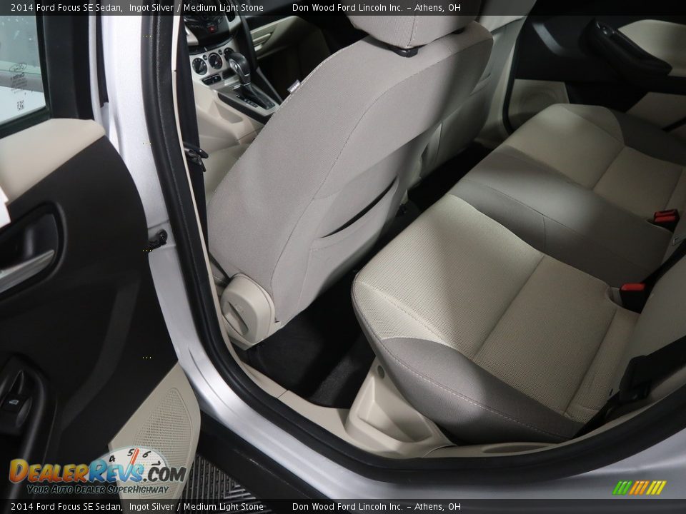 2014 Ford Focus SE Sedan Ingot Silver / Medium Light Stone Photo #32