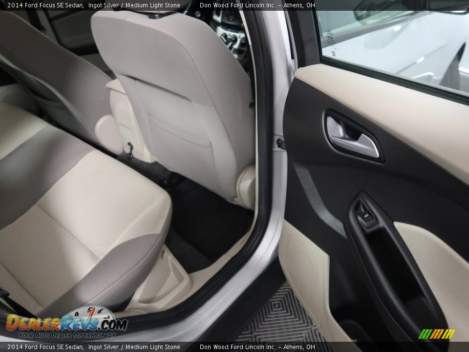 2014 Ford Focus SE Sedan Ingot Silver / Medium Light Stone Photo #33