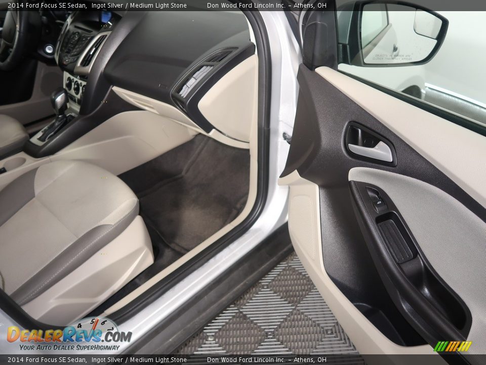 2014 Ford Focus SE Sedan Ingot Silver / Medium Light Stone Photo #34