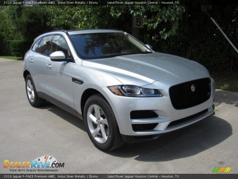 Front 3/4 View of 2019 Jaguar F-PACE Premium AWD Photo #2