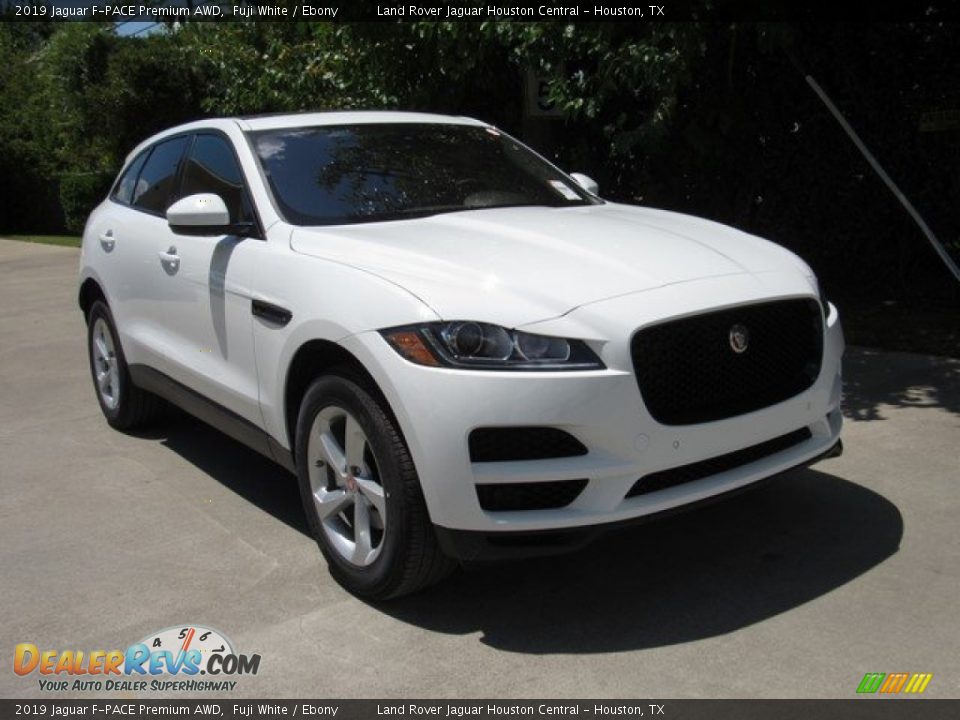 Front 3/4 View of 2019 Jaguar F-PACE Premium AWD Photo #2