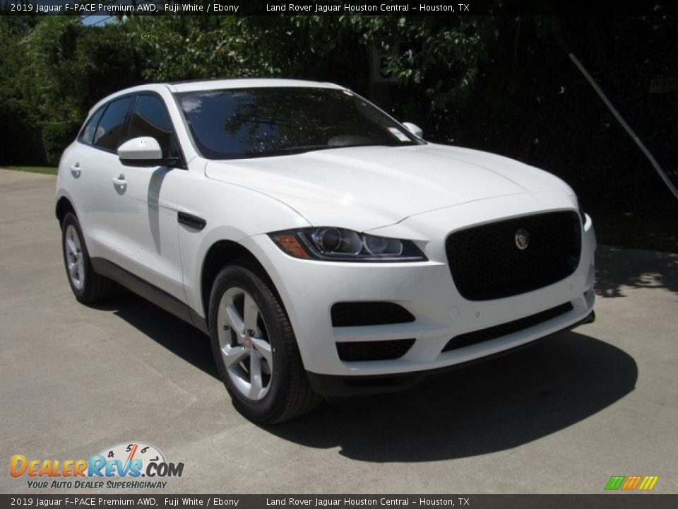 Front 3/4 View of 2019 Jaguar F-PACE Premium AWD Photo #2