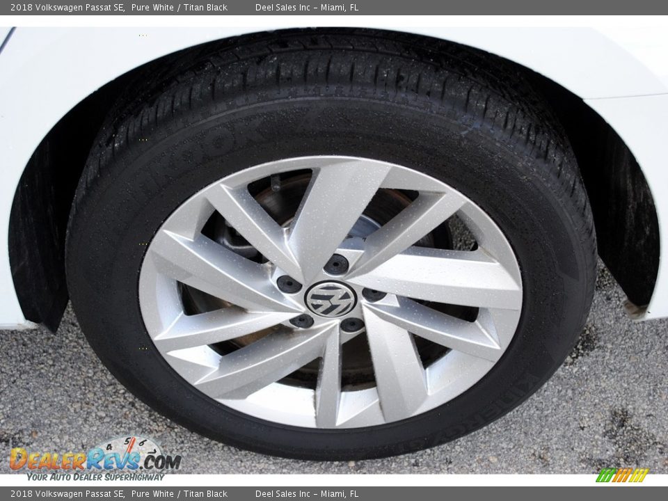 2018 Volkswagen Passat SE Pure White / Titan Black Photo #11