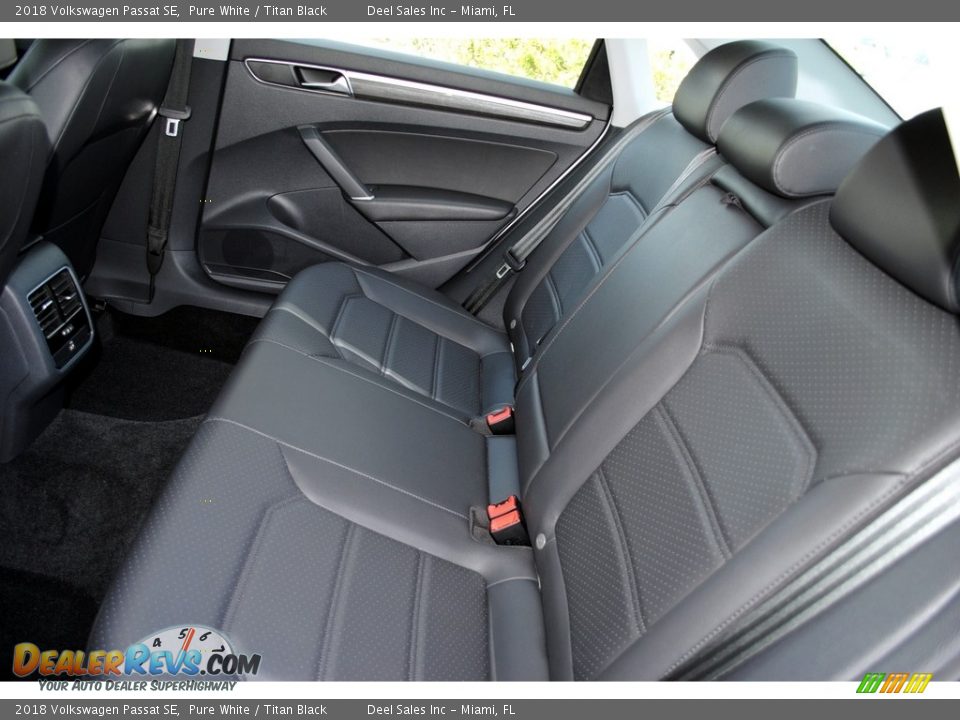 2018 Volkswagen Passat SE Pure White / Titan Black Photo #12