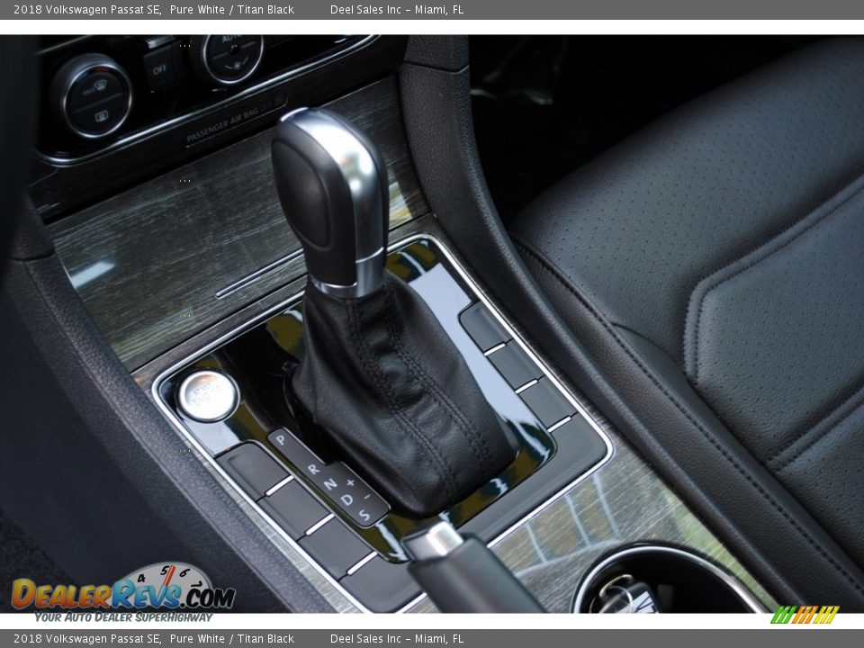 2018 Volkswagen Passat SE Pure White / Titan Black Photo #16