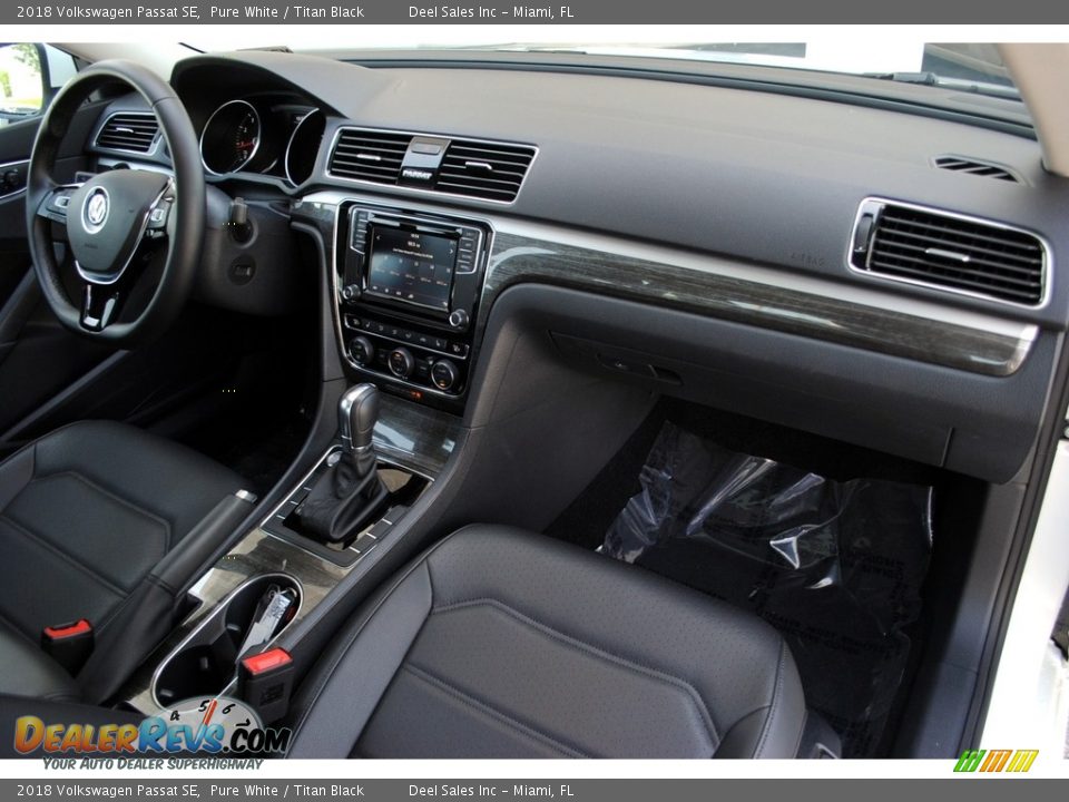 2018 Volkswagen Passat SE Pure White / Titan Black Photo #19