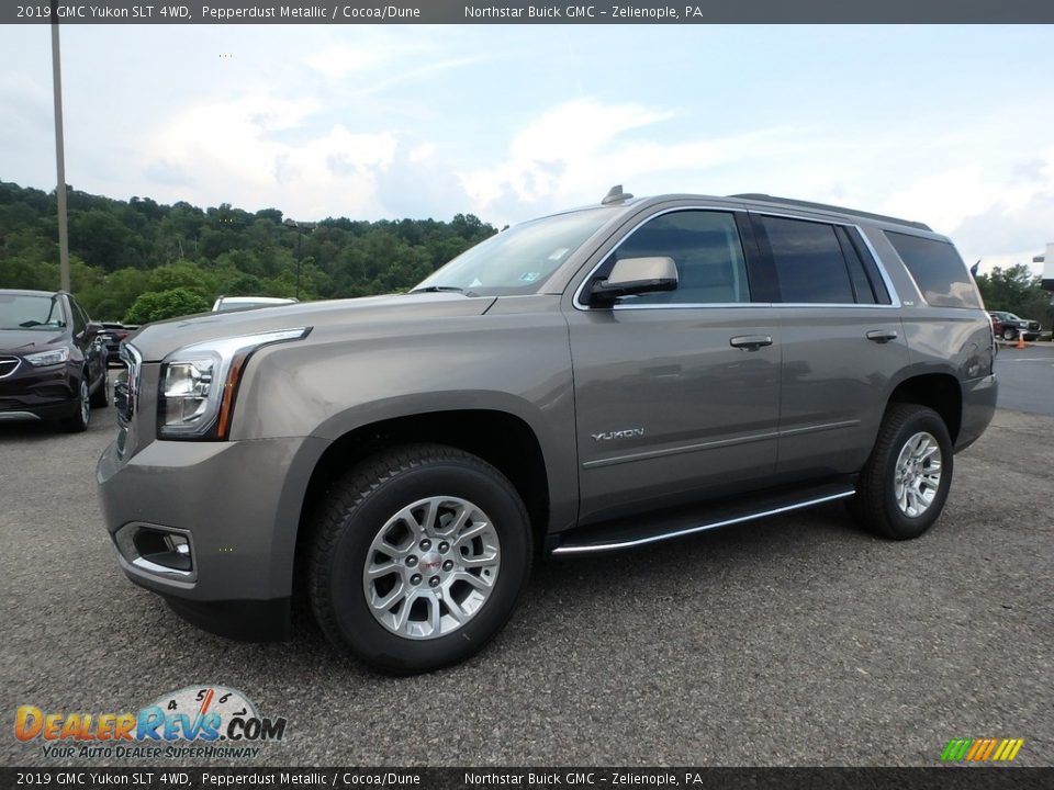 Front 3/4 View of 2019 GMC Yukon SLT 4WD Photo #1