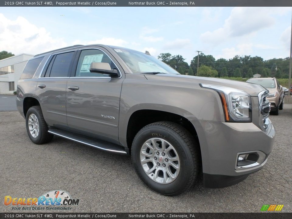 Front 3/4 View of 2019 GMC Yukon SLT 4WD Photo #3