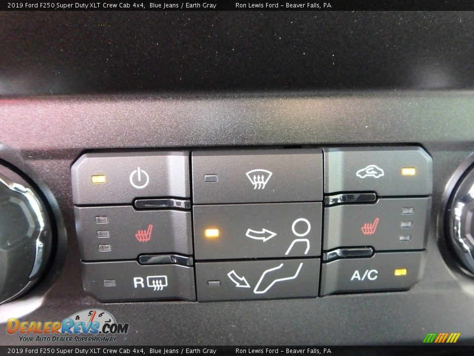 Controls of 2019 Ford F250 Super Duty XLT Crew Cab 4x4 Photo #18
