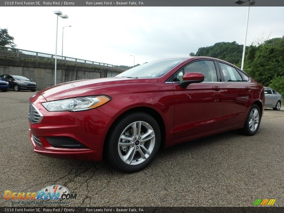Front 3/4 View of 2018 Ford Fusion SE Photo #6