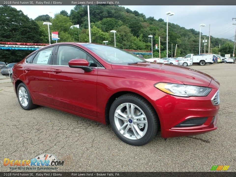 Front 3/4 View of 2018 Ford Fusion SE Photo #8