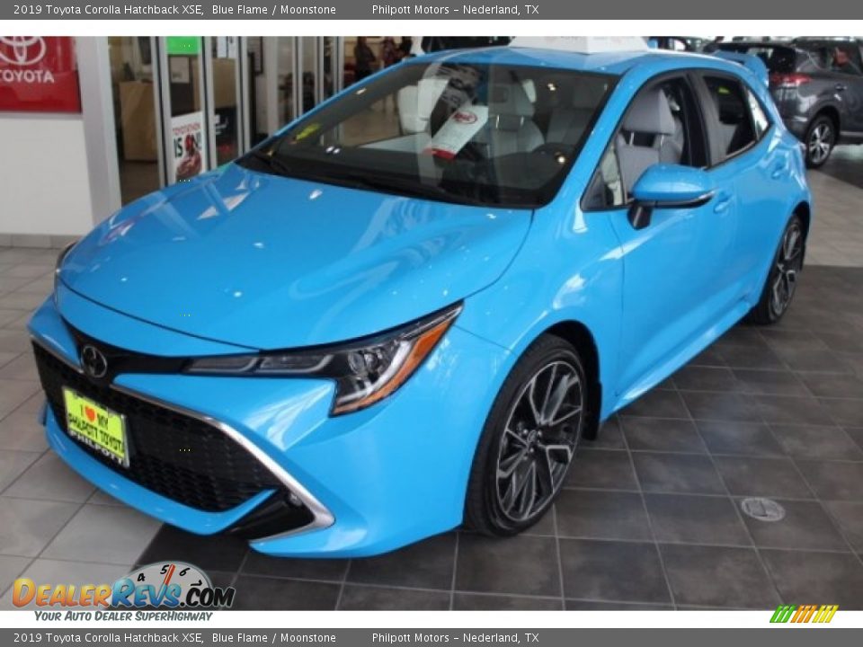 Front 3/4 View of 2019 Toyota Corolla Hatchback XSE Photo #3