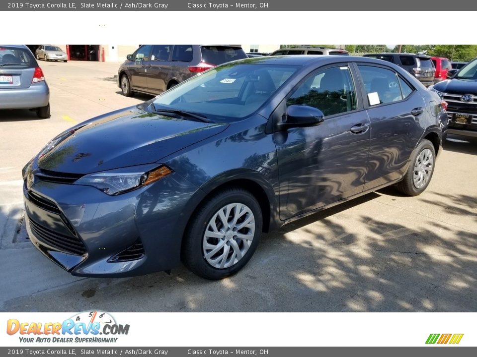 Front 3/4 View of 2019 Toyota Corolla LE Photo #1
