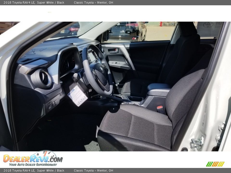 2018 Toyota RAV4 LE Super White / Black Photo #3