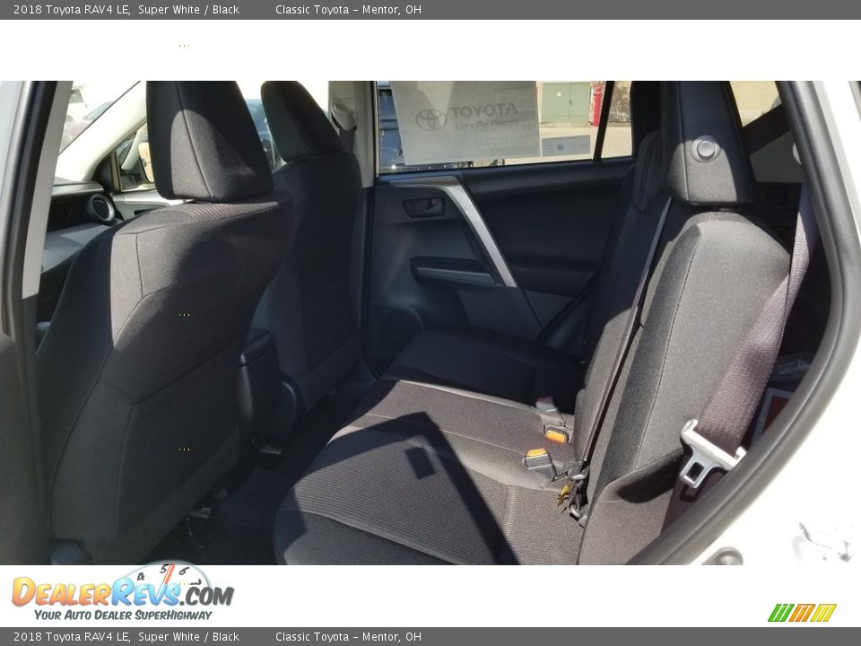 2018 Toyota RAV4 LE Super White / Black Photo #4
