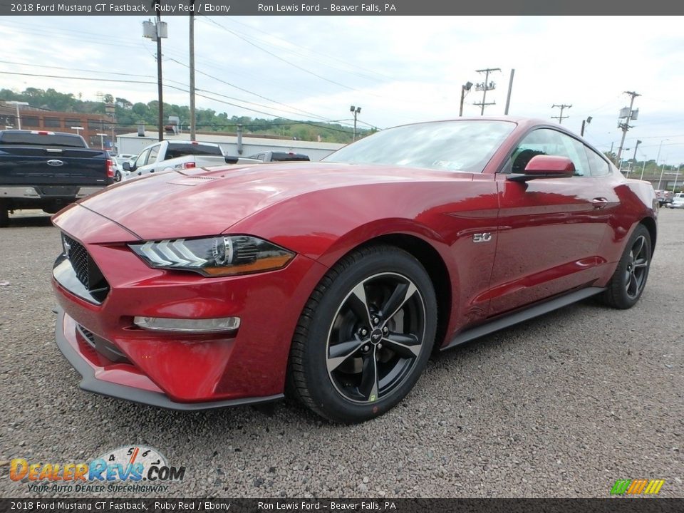 Front 3/4 View of 2018 Ford Mustang GT Fastback Photo #7