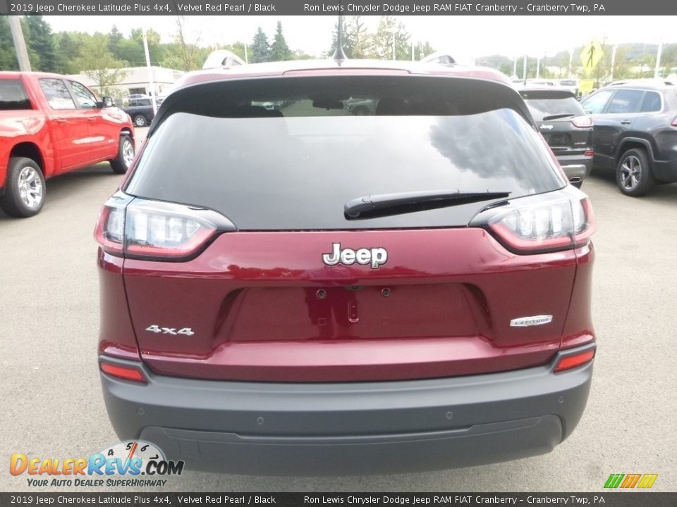 2019 Jeep Cherokee Latitude Plus 4x4 Velvet Red Pearl / Black Photo #4