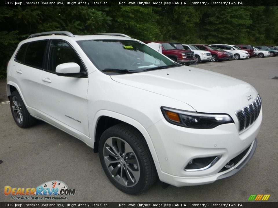 Front 3/4 View of 2019 Jeep Cherokee Overland 4x4 Photo #7