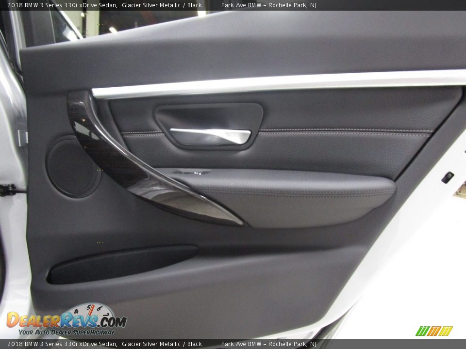 2018 BMW 3 Series 330i xDrive Sedan Glacier Silver Metallic / Black Photo #19